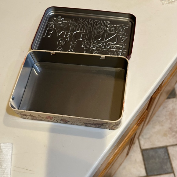 BARCELONA HINGED PEANUT NOUGAT TIN SOUVENIR STORAGE TRINKETS 8” EMPTY—NO CANDY - Picture 12 of 13